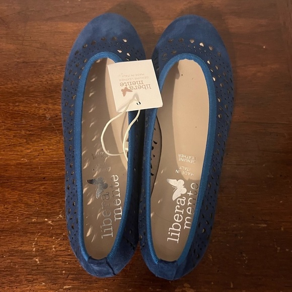NWT Elegant Blue leather Suede Flats with Cutout Design 7.5 (38) Italian made
